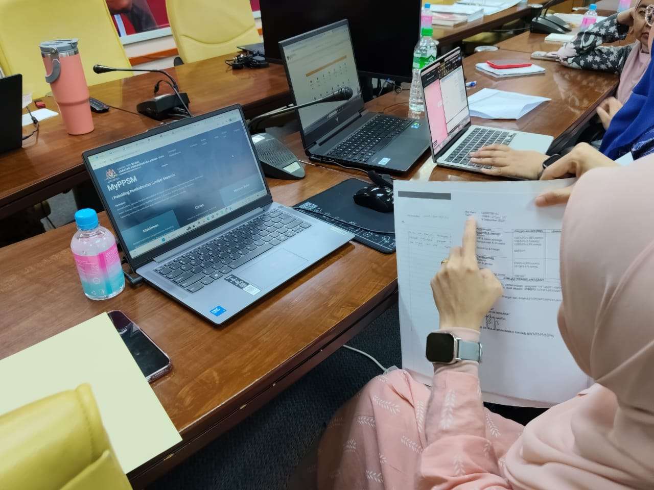 Pn. Azniza Mohamad Nor, bersama auditi
