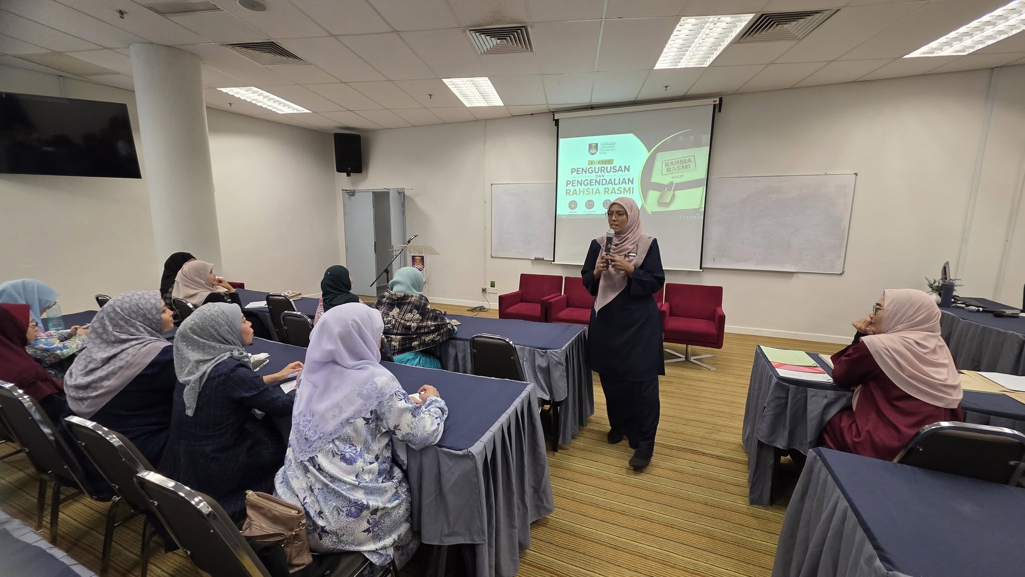 Kursus ini telah disampaikan oleh Puan Azura Mohamad Hashim, Timbalan Ketua Pustakawan, Bahagian Arkib Universiti